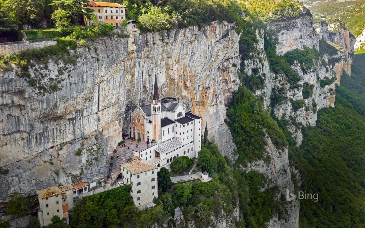 A FLANC DE FALAISE