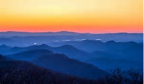 Entre collines et brumes à Brasstown Bald en Géorgie