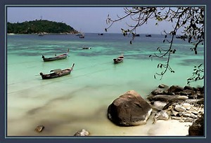 Bord de mer et barques en Thaïlande