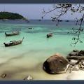 Bord de mer et barques en Thaïlande