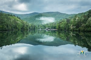 Reflets féériques du ciel sur l'eau à Brasstown Bald en Géorgie