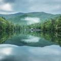 Reflets féériques du ciel sur l'eau à Brasstown Bald en Géorgie